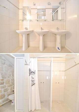 Хостелы Hostel Pupa Котор Спальное место на двухъярусной кровати в общем номере для мужчин и женщин-9